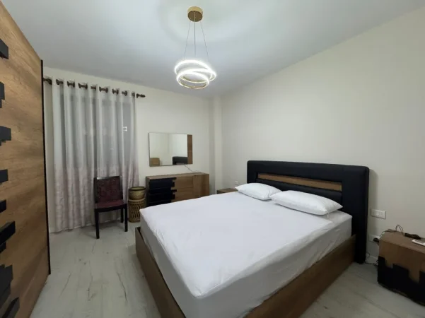 Tirane, jepet me qera apartament 3+1 Kati 3, 140 m² 1.400 € (Komuna e Parisit)