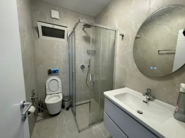 Tirane, jepet me qera apartament 3+1 Kati 3, 140 m² 1.400 € (Komuna e Parisit)