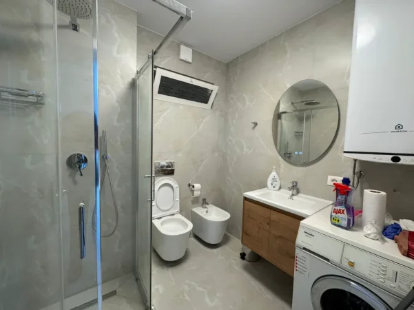 Tirane, jepet me qera apartament 3+1 Kati 3, 140 m² 1.400 € (Komuna e Parisit)