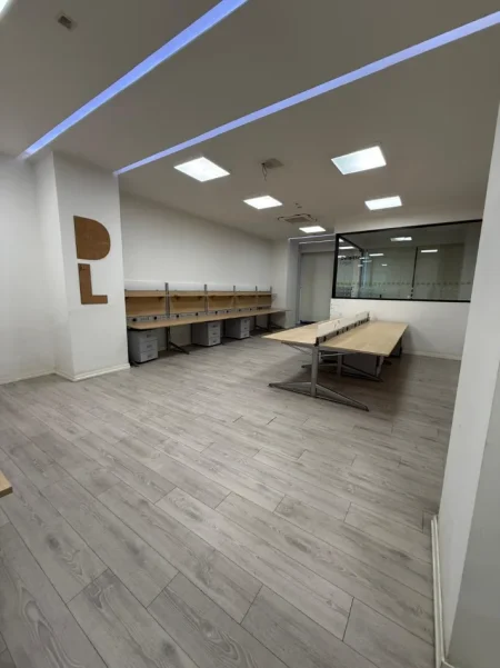 Tirane, jepet me qera zyre Kati 3, 1.000 m² 17.000 € (RRUGA E KAVAJES)