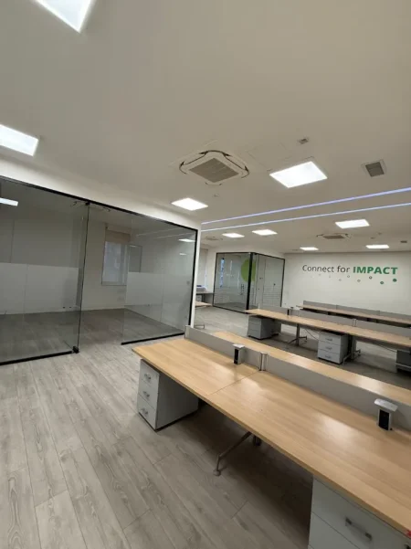 Tirane, jepet me qera zyre Kati 3, 1.000 m² 17.000 € (RRUGA E KAVAJES)