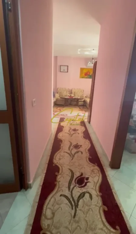 Tirane, jepet me qera apartament 1+1 Kati 7, 70 m² 350 € (YZBERISHT)