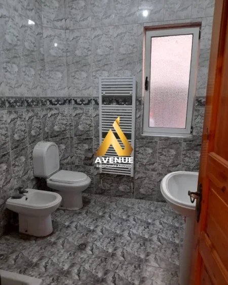 Tirane, jepet me qera apartament 2+1 Kati 1, 130 m² 660 € 