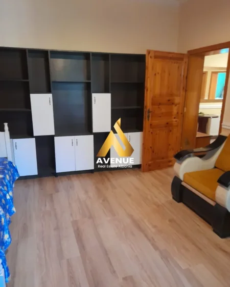 Tirane, jepet me qera apartament 2+1 Kati 1, 130 m² 660 € 