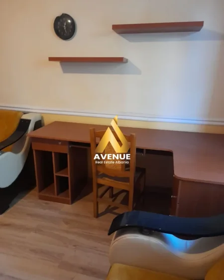 Tirane, jepet me qera apartament 2+1 Kati 1, 130 m² 660 € 