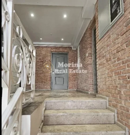 Tirane, jepet me qera ambjent biznesi Kati 2, 74 m² 1.260 € (RTSH)