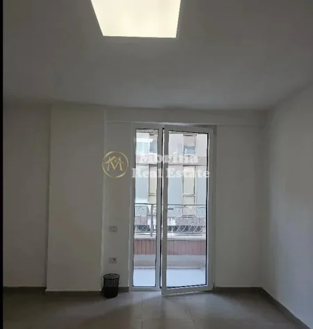 Tirane, jepet me qera ambjent biznesi Kati 2, 74 m² 1.260 € (RTSH)