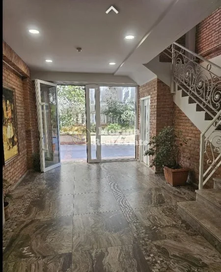 Tirane, jepet me qera ambjent biznesi Kati 2, 74 m² 1.260 € (RTSH)