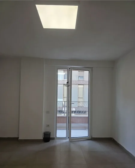 Tirane, jepet me qera zyre Kati 1, 74 m² 1.250 € (LICEU ARTISTIK)