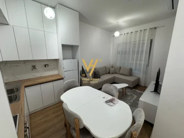Tirane, jepet me qera apartament 1+1+Ballkon Kati 1, 55 m² 450 € (ALI DEMI)