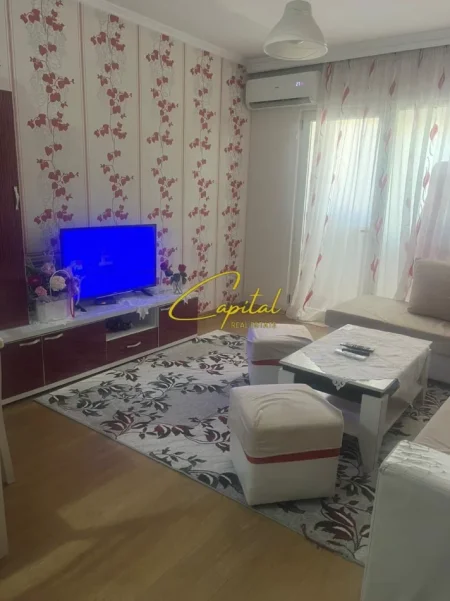 Tirane, jepet me qera apartament 1+1 Kati 7, 70 m² 450 € (FRESKU)