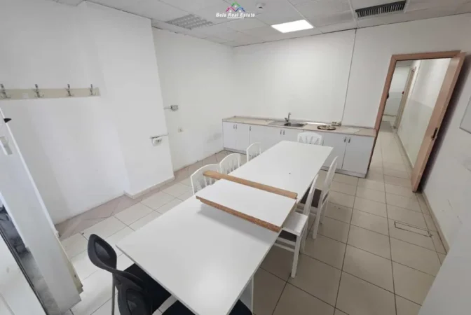 Tirane, jepet me qera zyre Kati 4, 210 m² 3.000 € (blloku)