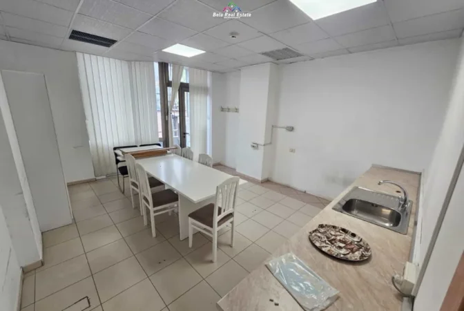 Tirane, jepet me qera zyre Kati 4, 210 m² 3.000 € (blloku)