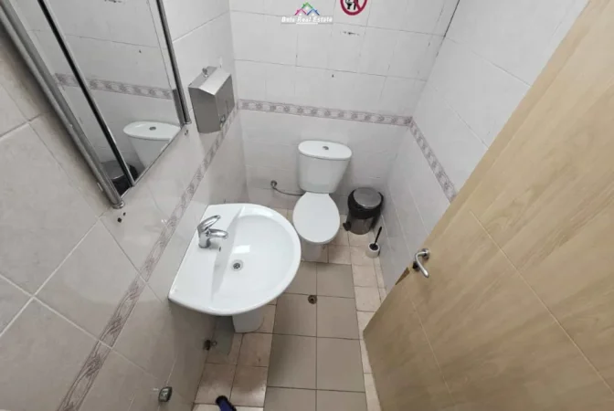 Tirane, jepet me qera zyre Kati 4, 210 m² 3.000 € (blloku)