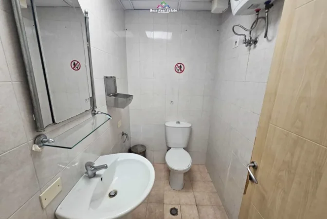 Tirane, jepet me qera zyre Kati 4, 210 m² 3.000 € (blloku)