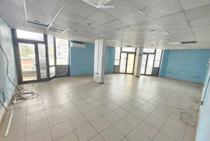Tirane, jepet me qera zyre Kati 4, 210 m² 3.000 € (blloku)