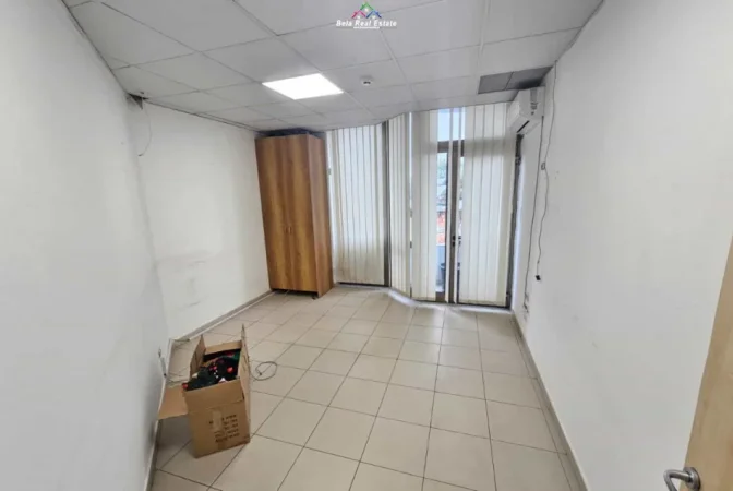Tirane, jepet me qera zyre Kati 4, 210 m² 3.000 € (blloku)