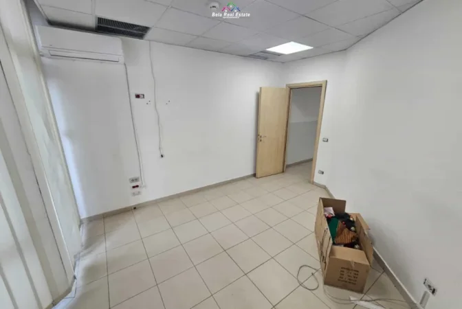 Tirane, jepet me qera zyre Kati 4, 210 m² 3.000 € (blloku)