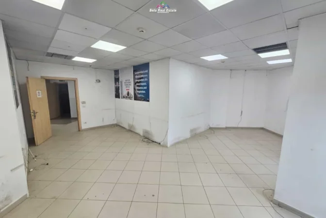 Tirane, jepet me qera zyre Kati 4, 210 m² 3.000 € (blloku)