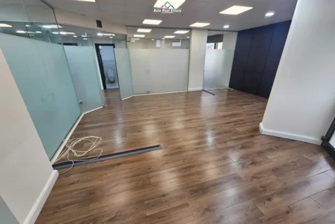 Tirane, jepet me qera zyre Kati 7, 100 m² 1.500 € (blloku)