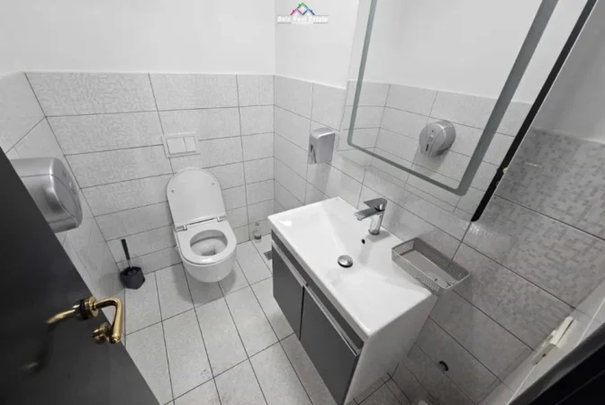 Tirane, jepet me qera zyre Kati 7, 100 m² 1.500 € (blloku)