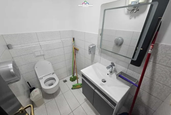 Tirane, jepet me qera zyre Kati 7, 100 m² 1.500 € (blloku)