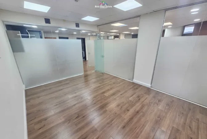 Tirane, jepet me qera zyre Kati 7, 100 m² 1.500 € (blloku)