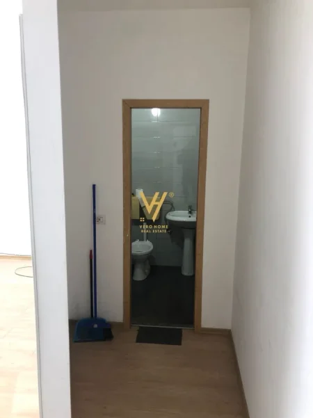 Tirane, jepet me qera dyqan Kati 0, 38 m² 520 € (ZOGU I ZI)