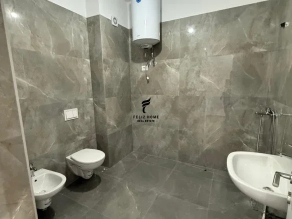Tirane, jepet me qera zyre Kati 9, 81 m² 500 € (RRUGA E DIBRES)