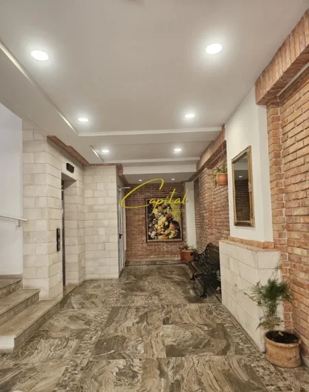 Tirane, jepet me qera zyre Kati 1, 74 m² 1.250 € (STADIUMI AIR ALBANIA)