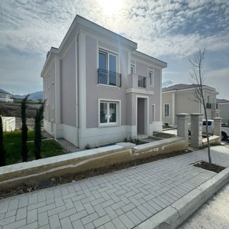 Tirane, shitet Vile 3 Katshe , 352 m² 1.050.000 € (TEG)