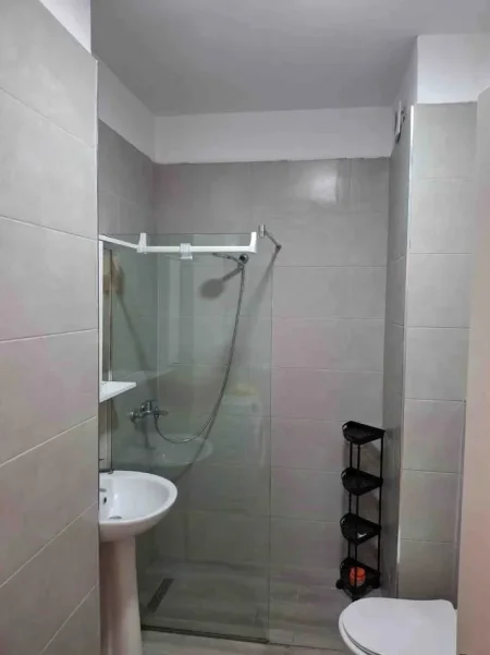 Tirane, jepet me qera apartament 2+1+Ballkon Kati 4, 110 m² 