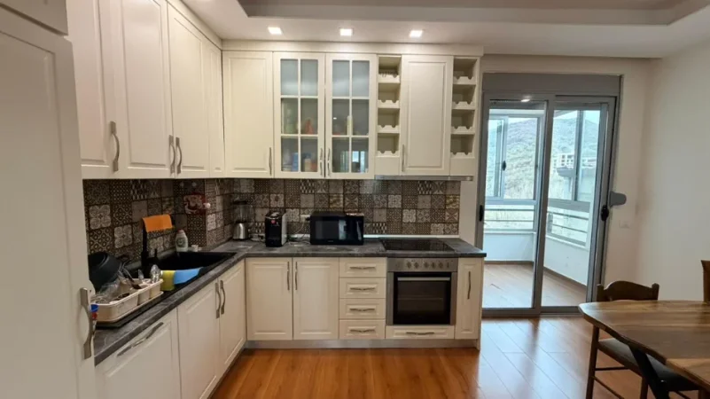 Tirane, jepet me qera apartament 2+1+Ballkon Kati 5, 110 m² 750 € 