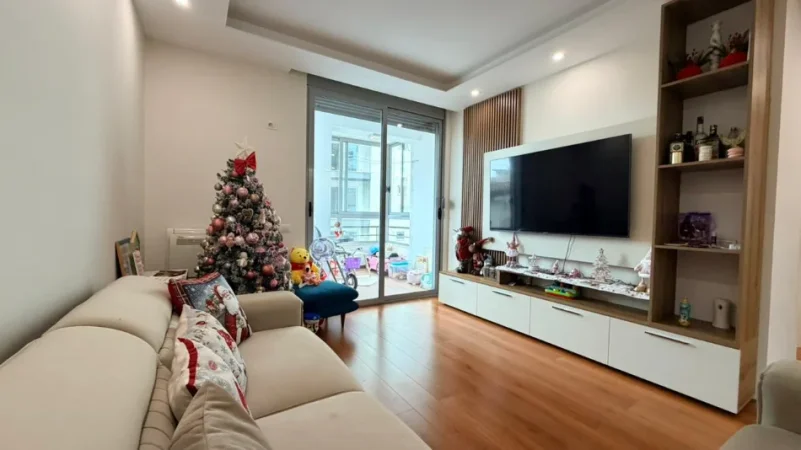 Tirane, jepet me qera apartament 2+1+Ballkon Kati 5, 110 m² 750 € 