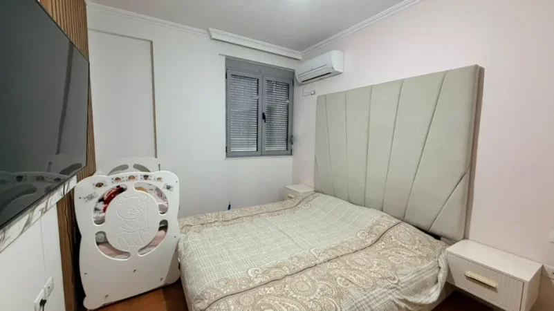 Tirane, jepet me qera apartament 2+1+Ballkon Kati 5, 110 m² 750 € 