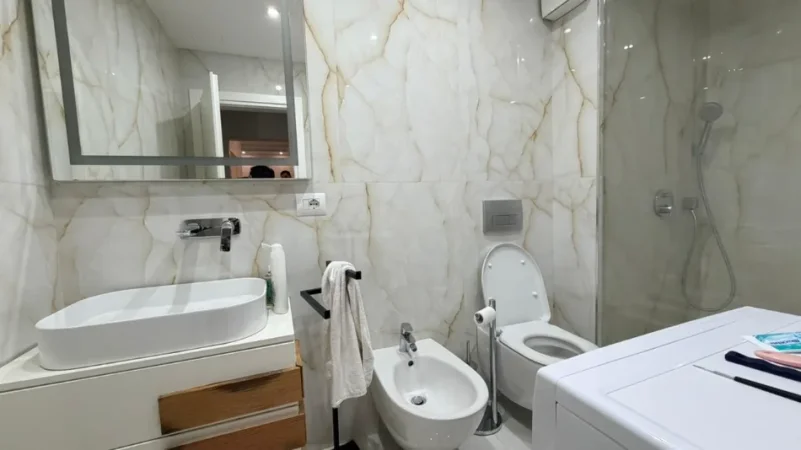 Tirane, jepet me qera apartament 2+1+Ballkon Kati 5, 110 m² 750 € 