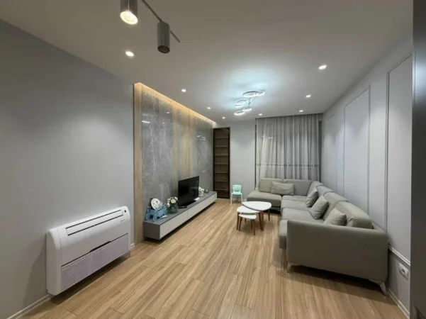Tirane, jepet me qera apartament 2+1+Ballkon Kati 4, 105 m² 750 € 