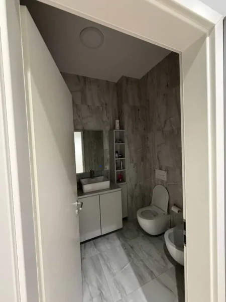 Tirane, jepet me qera apartament 2+1+Ballkon Kati 4, 105 m² 750 € 