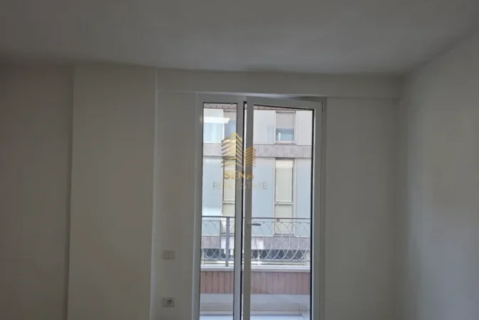 Tirane, jepet me qera ambjent biznesi Kati 1, 74 m² 1.260 € (Rruga e Elbasanit)