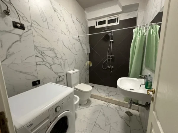 Tirane, jepet me qera apartament 3+1+Aneks+Ballkon Kati 6, 100 m² 700 € (Prokuroria e Tiranes)