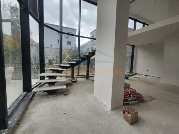 Qera, Ambjent , Stacioni i Trenit, Tirane.