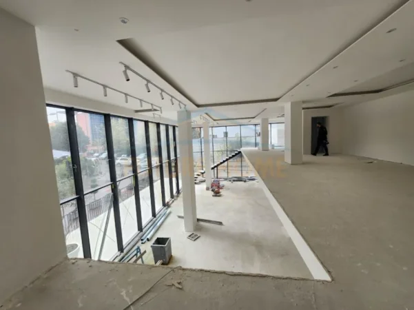 Qera, Ambjent , Stacioni i Trenit, Tirane.