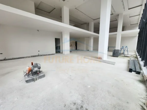 Qera, Ambjent , Stacioni i Trenit, Tirane.