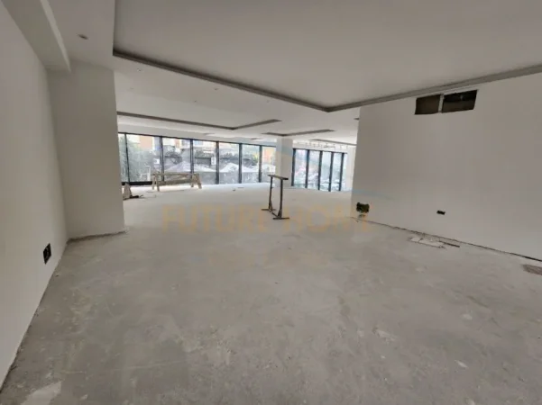 Qera, Ambjent , Stacioni i Trenit, Tirane.