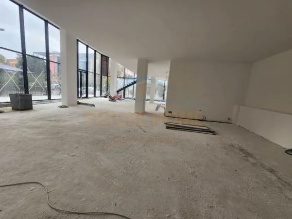 Qera, Ambjent , Stacioni i Trenit, Tirane.