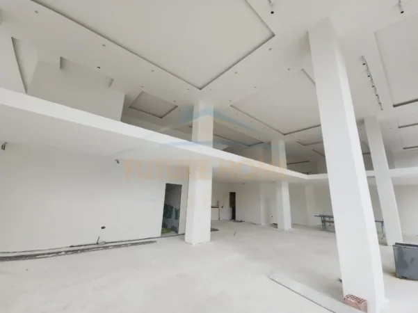 Qera, Ambjent , Stacioni i Trenit, Tirane.