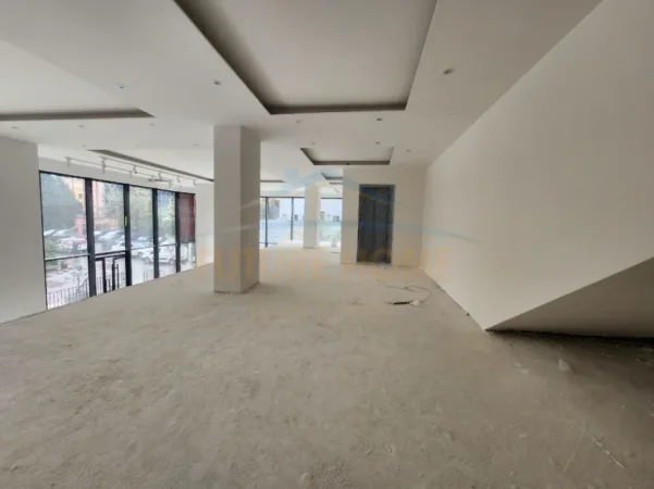 Qera, Ambjent , Stacioni i Trenit, Tirane.