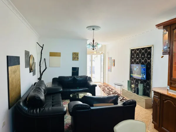 Tirane, jepet me qera apartament 2+1+Ballkon Kati 3, 120 m² 700 € (Zogu i Zi)