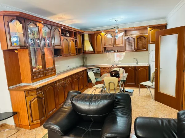 Tirane, jepet me qera apartament 2+1+Ballkon Kati 3, 120 m² 700 € (Zogu i Zi)