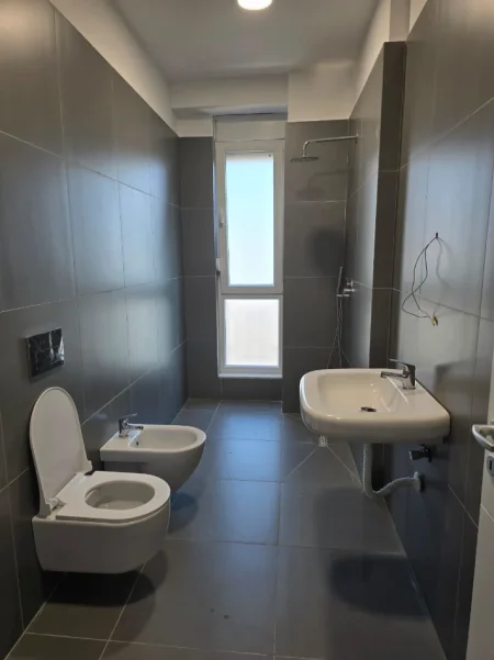 Tirane, ndarje qeraje Jepet me qera dhome per zyre brenda nje ambjenti zyre me tualet te perbashket .Cmimi 30.000 lek. 300 €